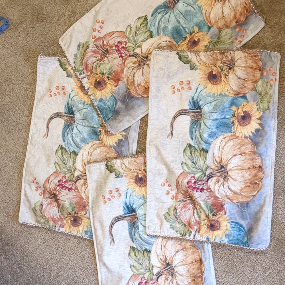 Nicole Miller Set Of Four Cream Decorative Place Mats